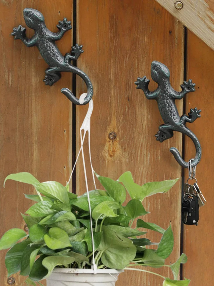 

Wall Mounted Garden Decor Hanger Rustic Decorative Cast Iron Gecko Hook