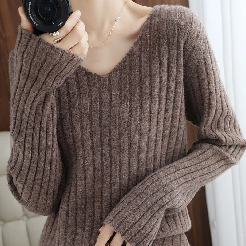 

Женский трикотажный свитер в зеленую полоску, с V-образным вырезом