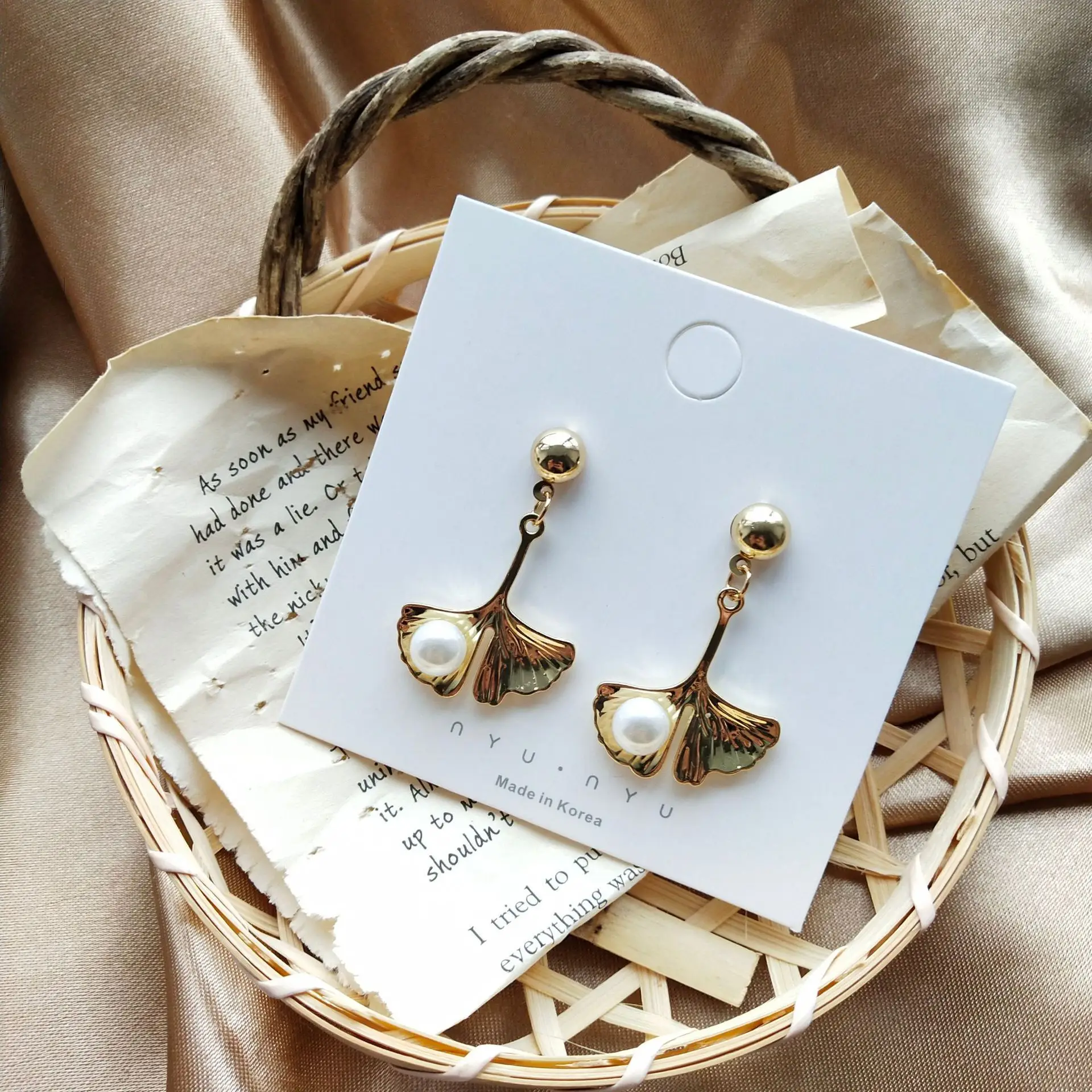 

SNCSDK 2020 Creative Metal Ginkgo Leaf Pearl Elegant Retro Girl Autumn Sunset Leaf Ear Clip Women Stud Earrings Fashion Jewelry