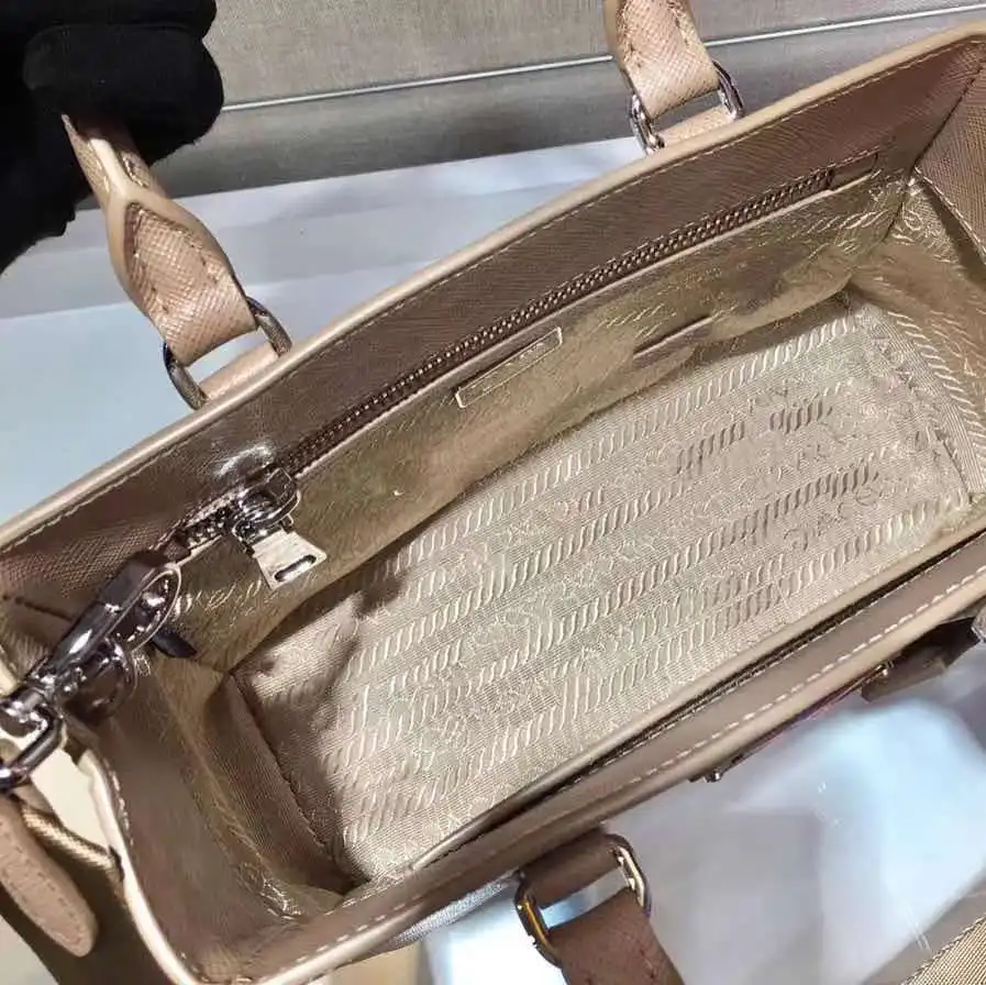 

2021 Best Quality Luxury Designer Milanese Women Grand Classic Saffiano Vintage Bag Fashion Messenger Bag in Leafy Worldwide Fre