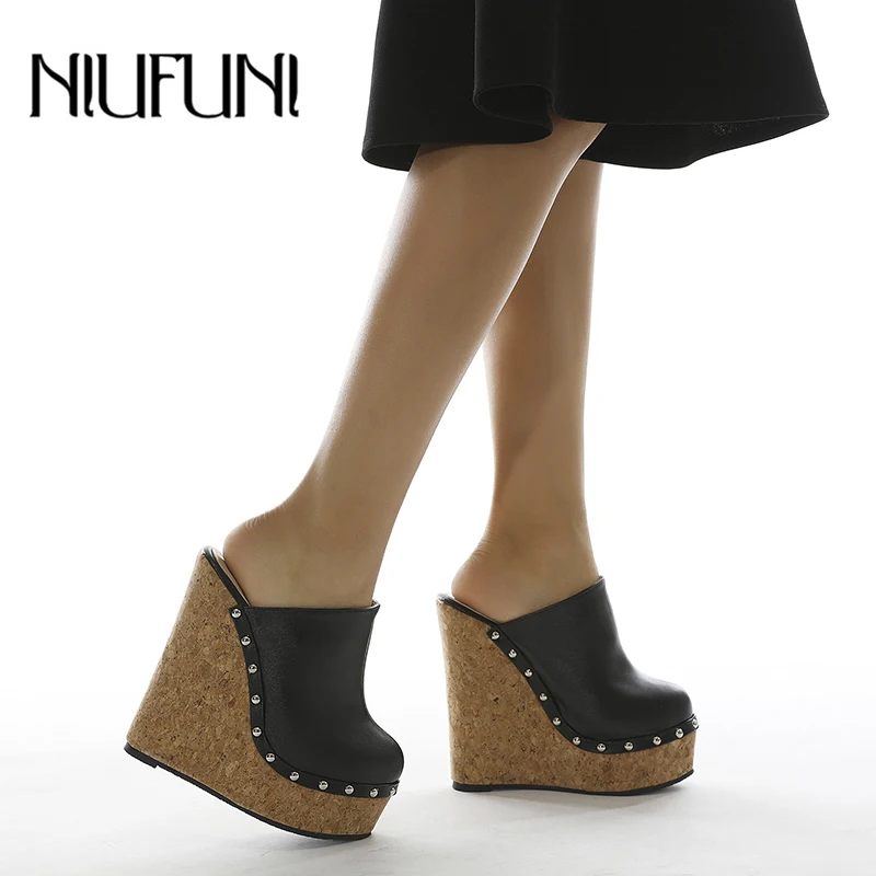 

NIUFUNI Plus Size 35-42 Rivet Platform Women Sandals Slippers Wedge High Heels Casual Shoes For Women Slides sandales femmes