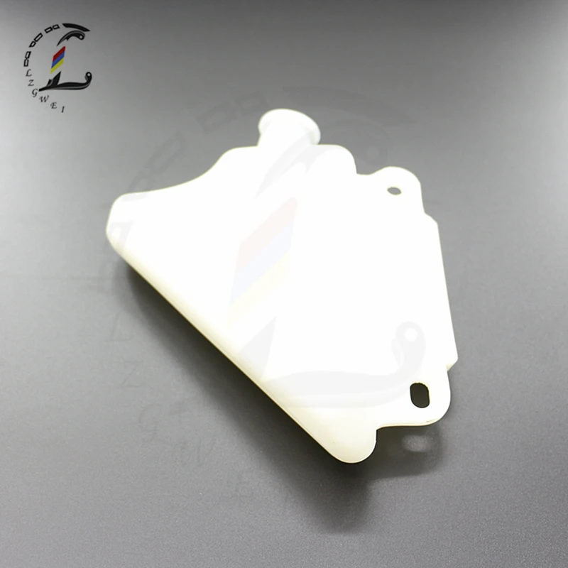 Мотоцикл после рынка охлаждающей жидкости над потоком бутылки перелива