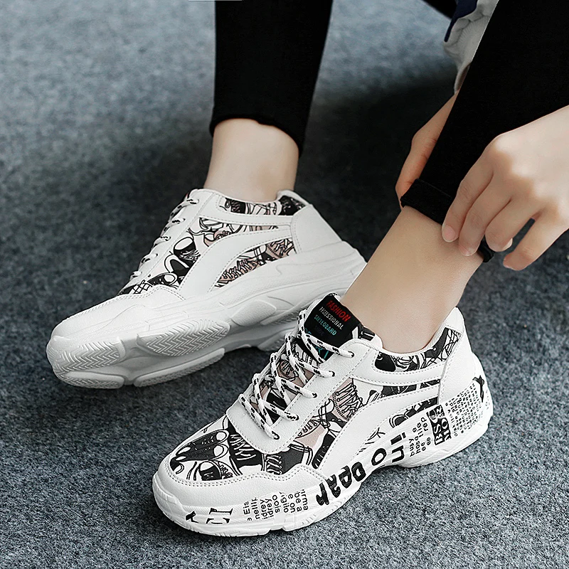 Женские повседневные белые кроссовки с граффити на плоской подошве