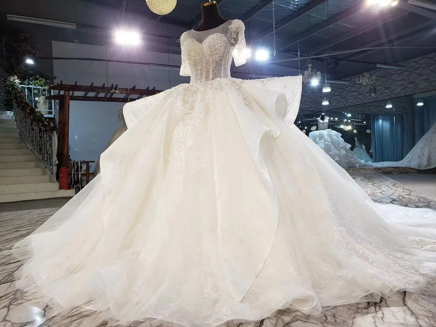 Gorgeous Lace Appliques Wedding Dress 2021 Luxury Beads Short Sleeves Beaded Boat Neck Princess Bride Gown Plus Size