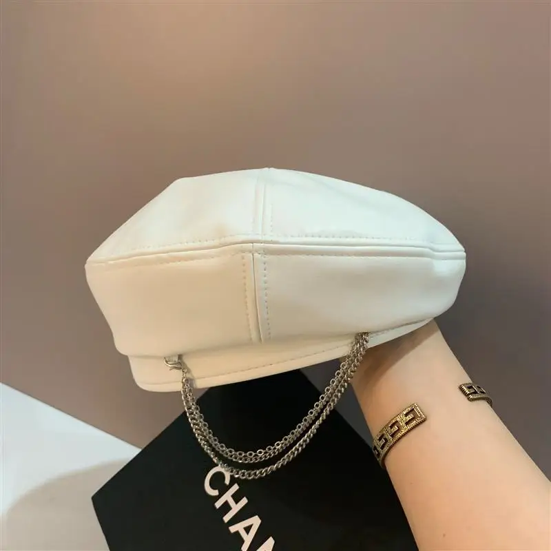 Кожаная беретка на цепочке модной горячей девушки художника, женский головной убор на все времена, дикий высокий тыквенный.