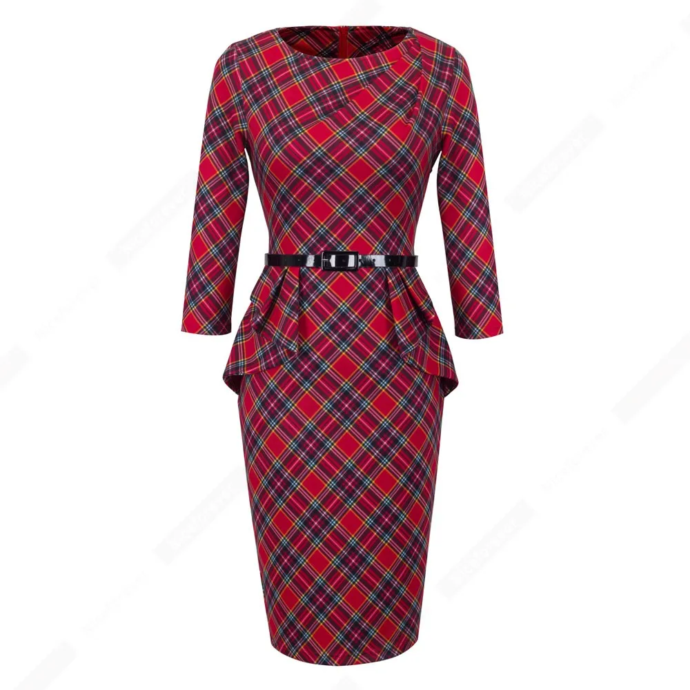 Женское клетчатое платье футляр с рюшами красного цвета для офиса и работы