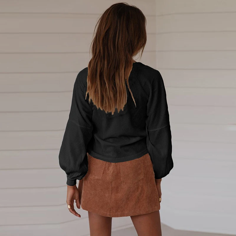 Женский трикотажный пуловер с круглым вырезом свободного кроя черный белый топ