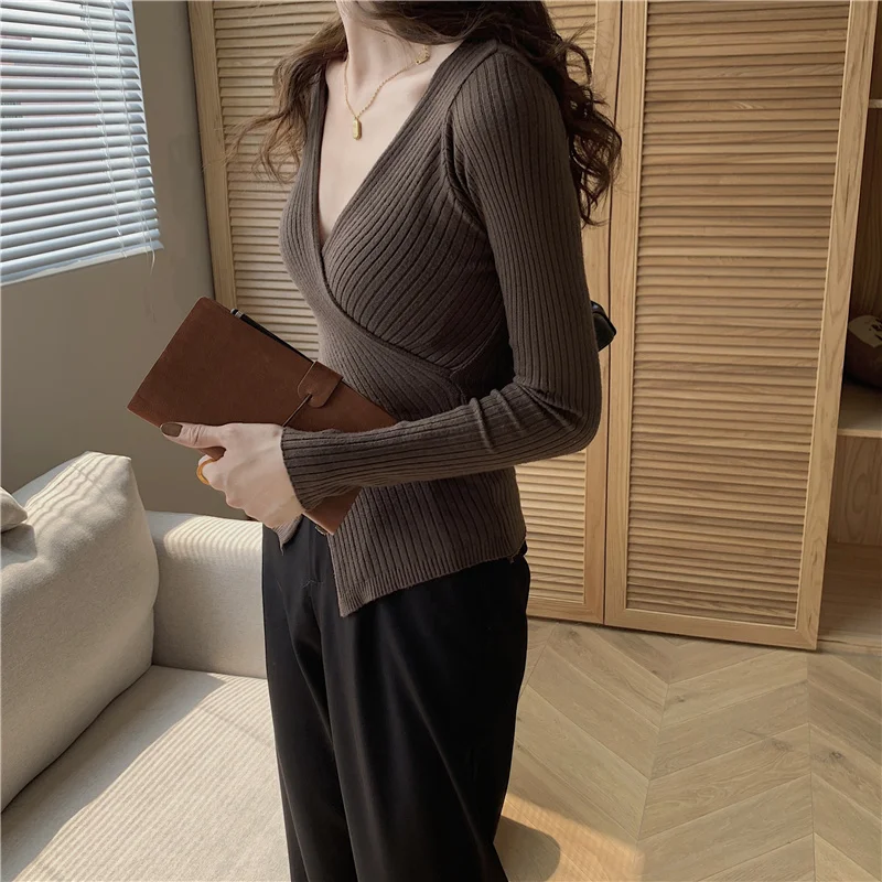 

Женская трикотажная рубашка-топ с V-образным вырезом