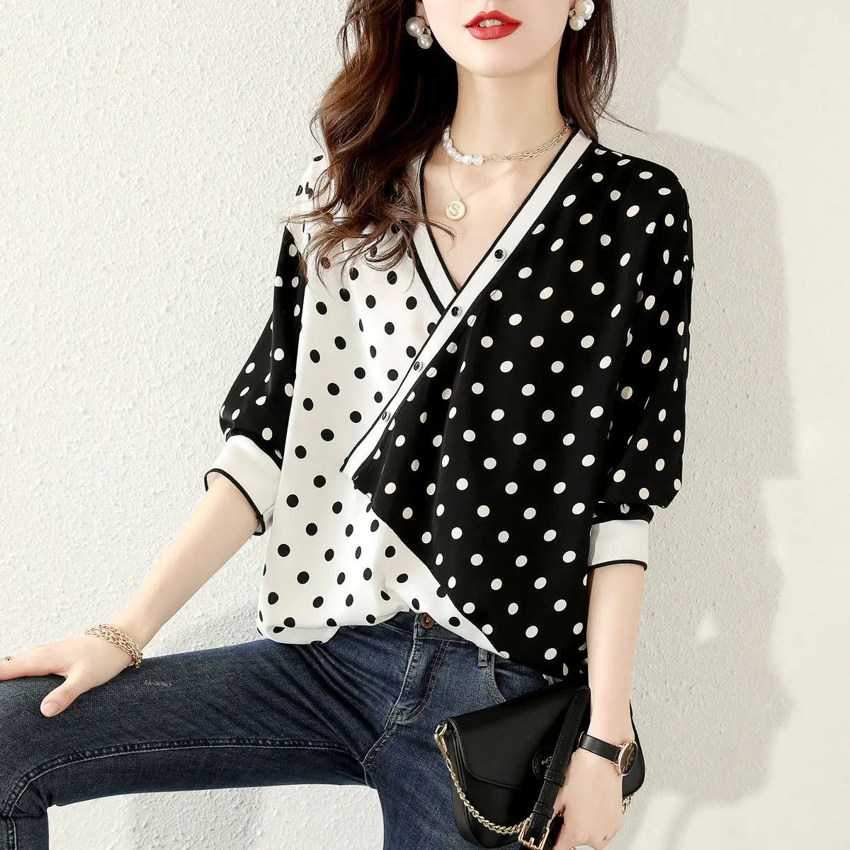 

Short sleeve shirt 2021 summer new design small irregular wave dot black and white stitching thin V-neck printing T-shirt