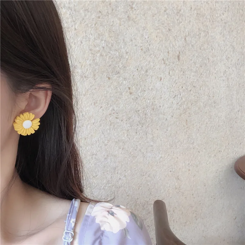 Простые милые женские серьги с маленькими маргаритками простые цветные