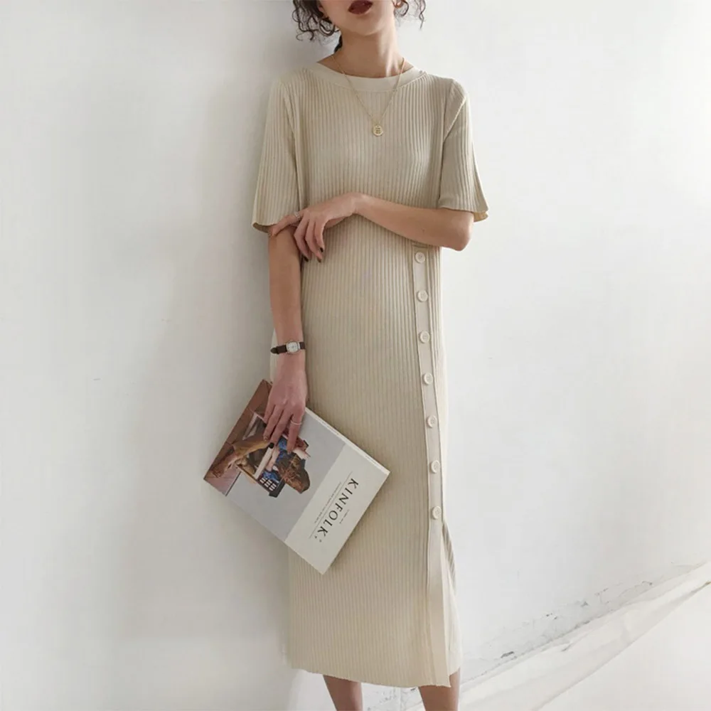 Женское трикотажное платье свитер элегантное однотонное бежевое облегающее с