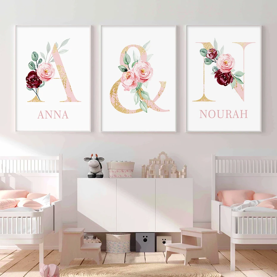 Картина на холсте с изображением кролика в цветочном узоре с персонализированным именем для украшения детской комнаты маленькой девочки.