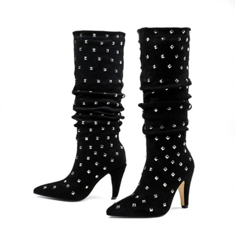 Новинка Черные кожаные женские высокие сапоги на высоком каблуке с заклепками