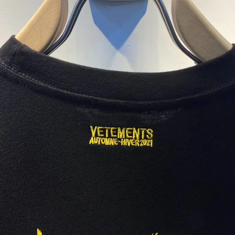 

Yellow Cursive Graffiti Letters VETEMENTS T-shirt Men Women 1:1 World Tour City Coordinates Top Embroidery VETEMENTS T shirts Te