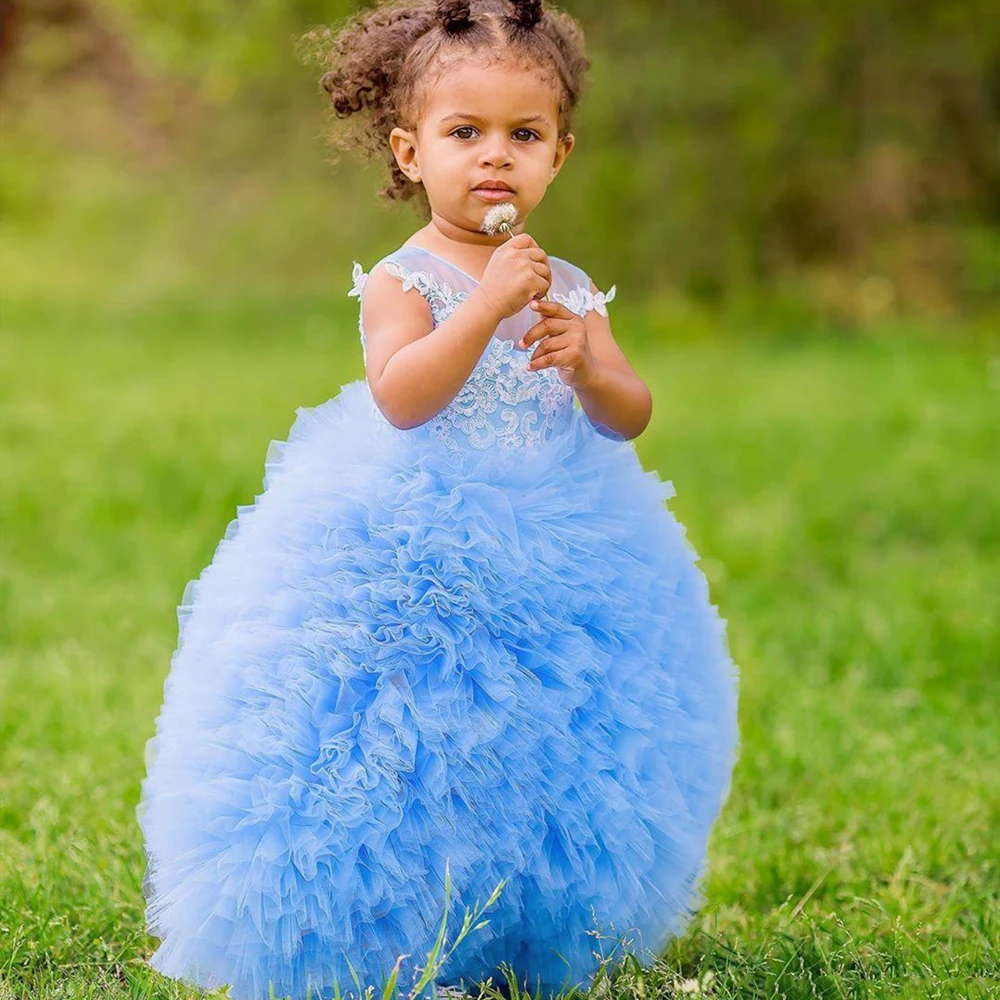 Светло-голубое платье на день рождения для маленькой девочки в стиле бального платья со складками, многослойной фатиновой юбкой, кружевным украшением и цветочным принтом принцессы.