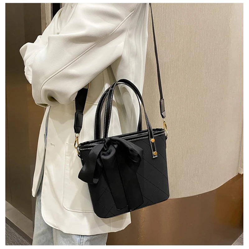 

New embroidery thread rhombus handbags fashion bucket bag Korean style shoulder bag handbag large-capacity female bag atmospheri