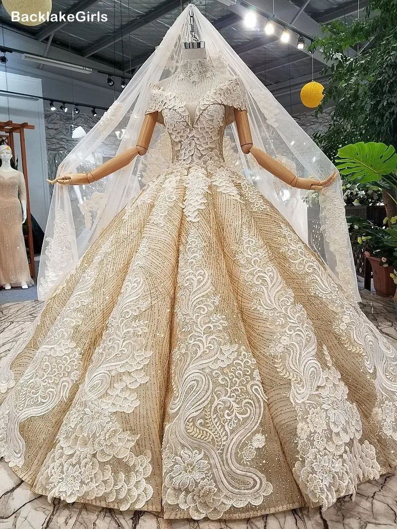 Пышное свадебное платье с коротким рукавом и ожерельем кисточками богемное в пол