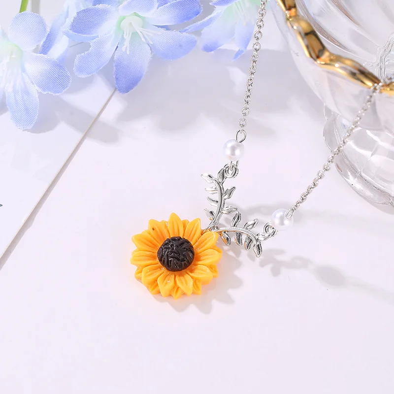 

Aesthetic Cute Sunflower Pendant Necklace Jewelry Dangle Pearl Beaded Gold Color Choker Chain Neckalces For Women Collier Femme
