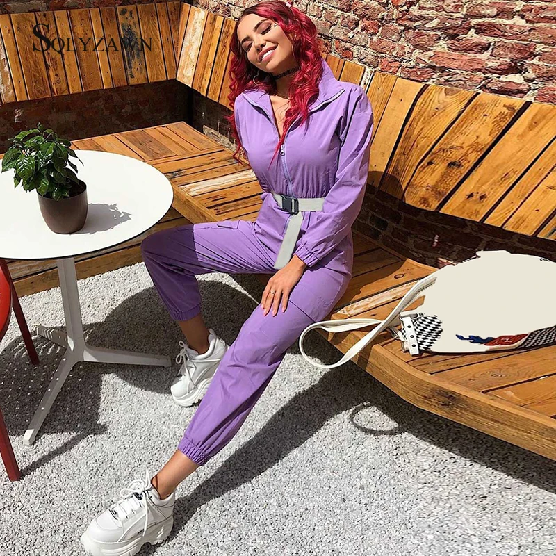 Женский атласный комбинезон с карманами повседневный фиолетового цвета