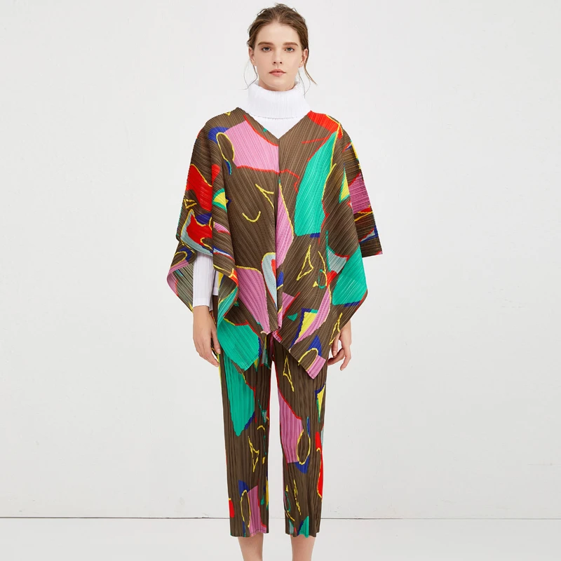 

Женский размера плюс с плиссированным принтом Miyake, комплект из двух предметов, размера плюс укороченный топ с V-образным вырезом, футболка, п...