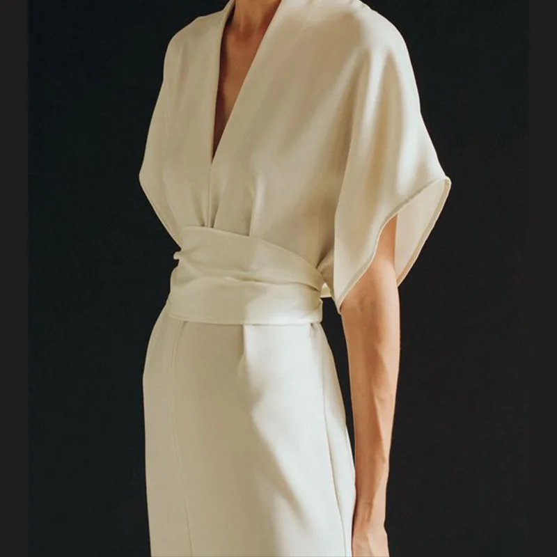 

Hepburn's dress with bat sleeves and smooth skin, high waist and white long skirt