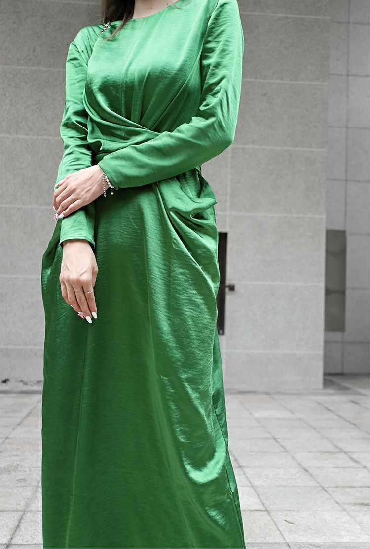 Женское атласное платье макси изумрудно-зеленое с перекрученным поясом