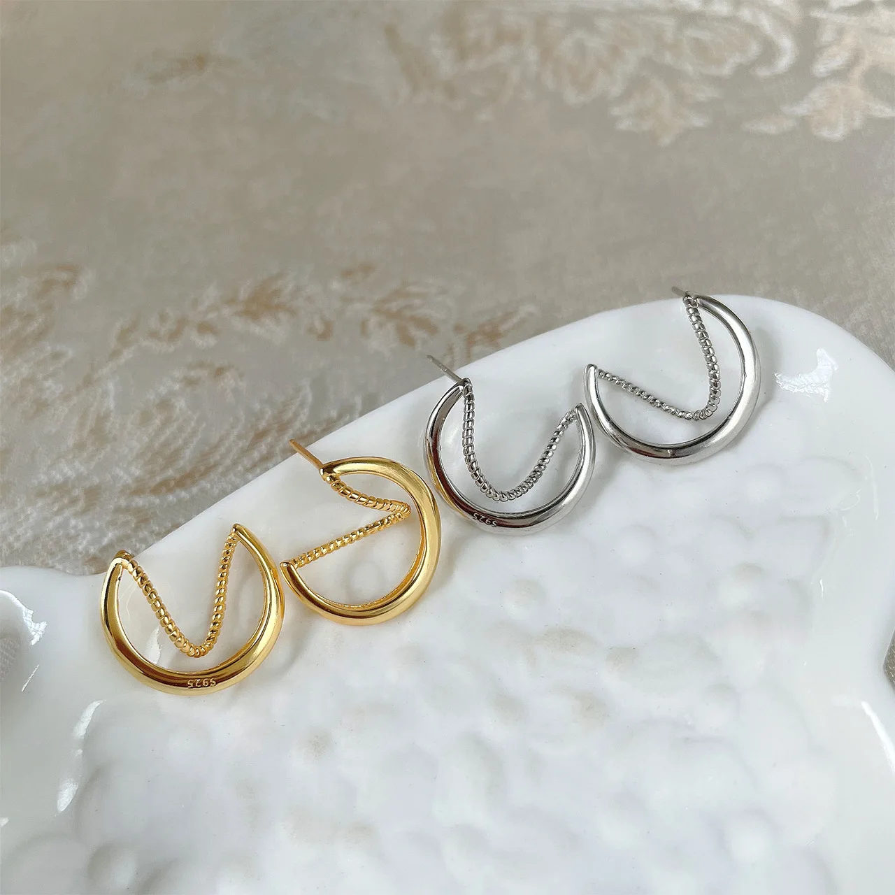 

925 Silver-plated Ladies Earrings Simple Fashion Moon Irregular Three-dimensional Earrings Smooth Line Earrings Student Jewelry