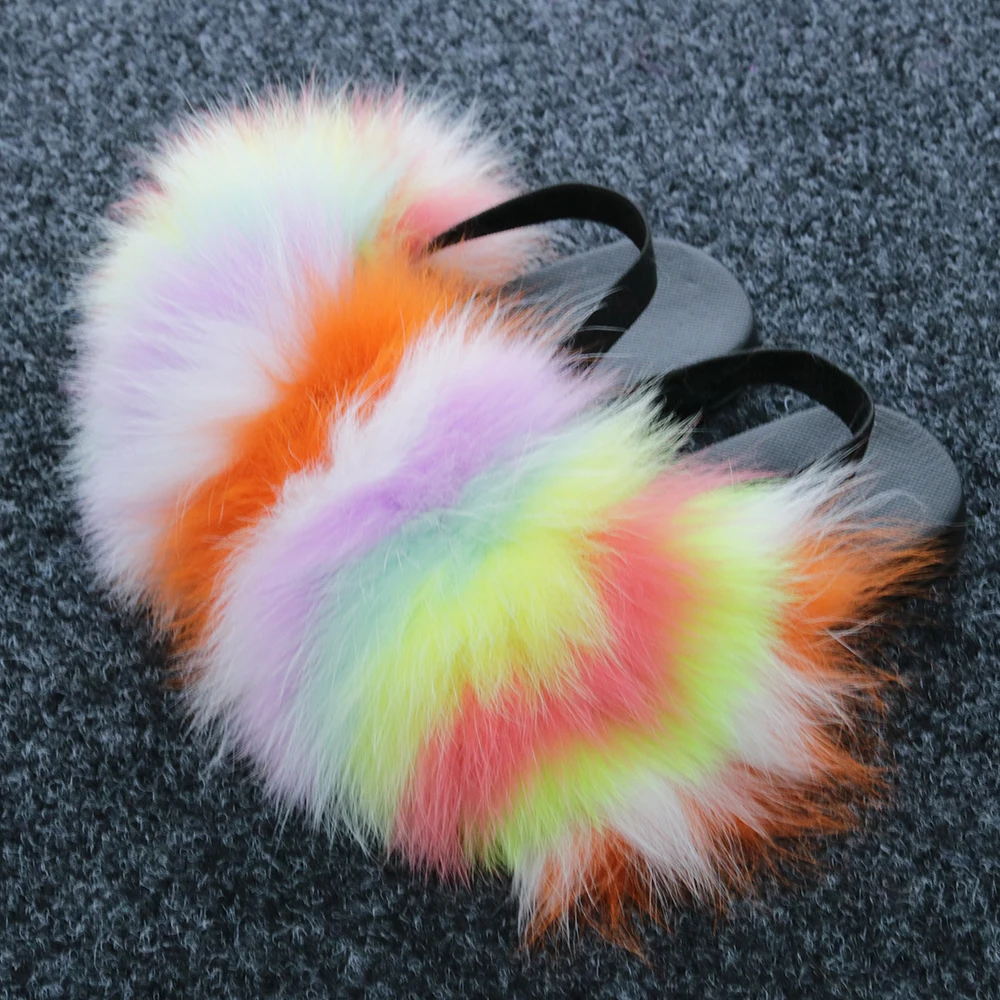 Шлепанцы детские плюшевые тапки с ремешком мех енота радужные сандалии сланцы