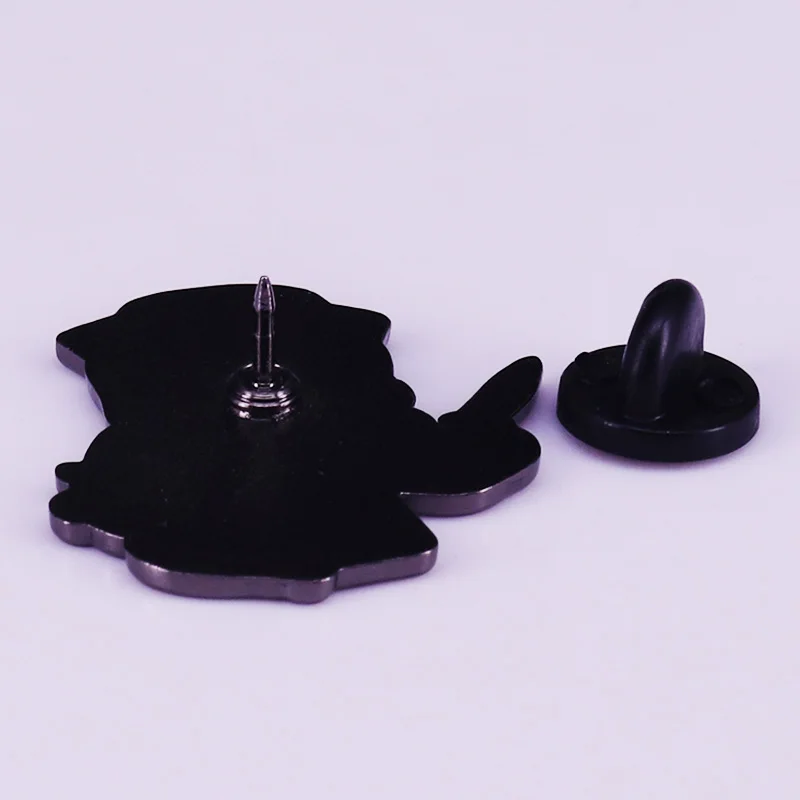 Маленькая медсестра дает инъекцию медвежонка эмалированная булавка дети доктор