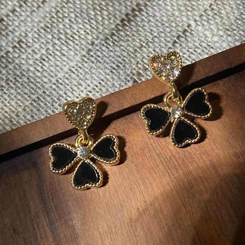 Корейские простые серьги с бриллиантами в виде четырех лепестков цветов
