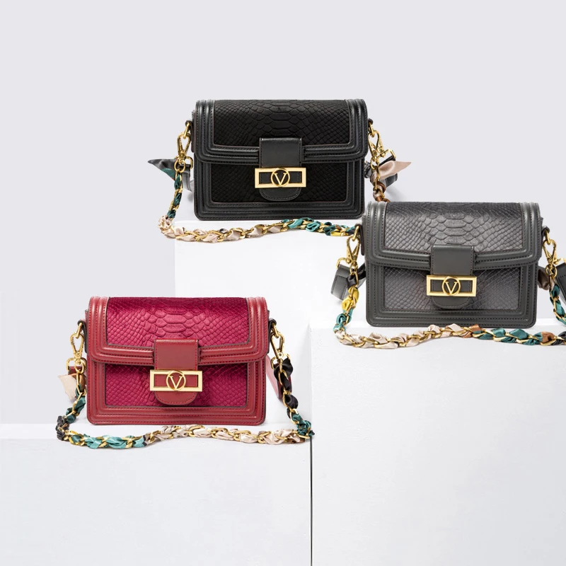 

Fashion retro light and versatile one-shoulder velvet metal chain casual simple small square bag