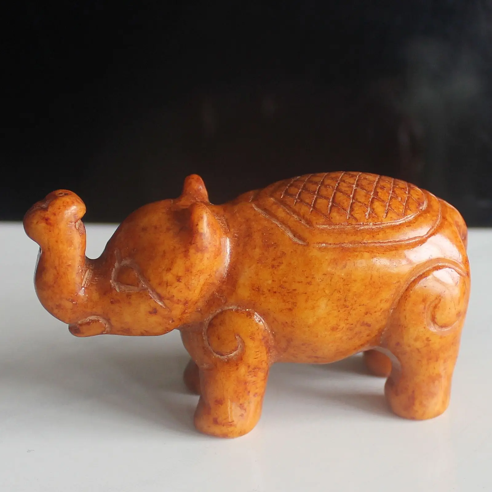 Резная китайская статуэтка в виде старого Нефритового слона с резьбой животного