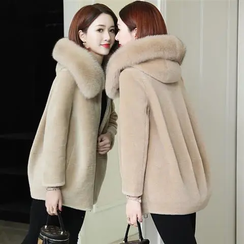 Женское пальто из натуральной овечьей шерсти с капюшоном и воротником лисьего