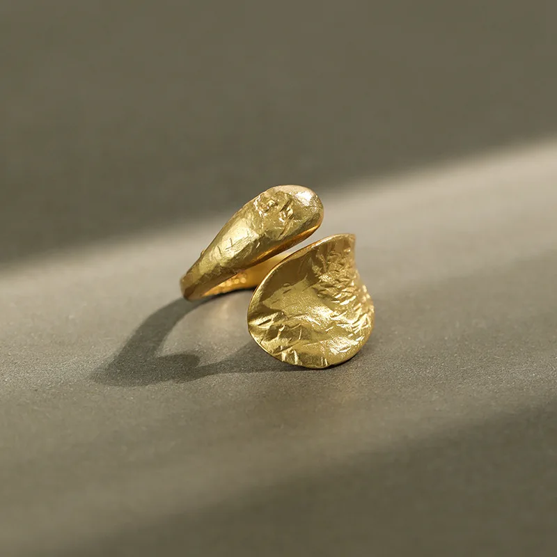 

Женское Открытое кольцо из серебра 925 пробы с неравномерной вогнутой и выпуклой поверхностью