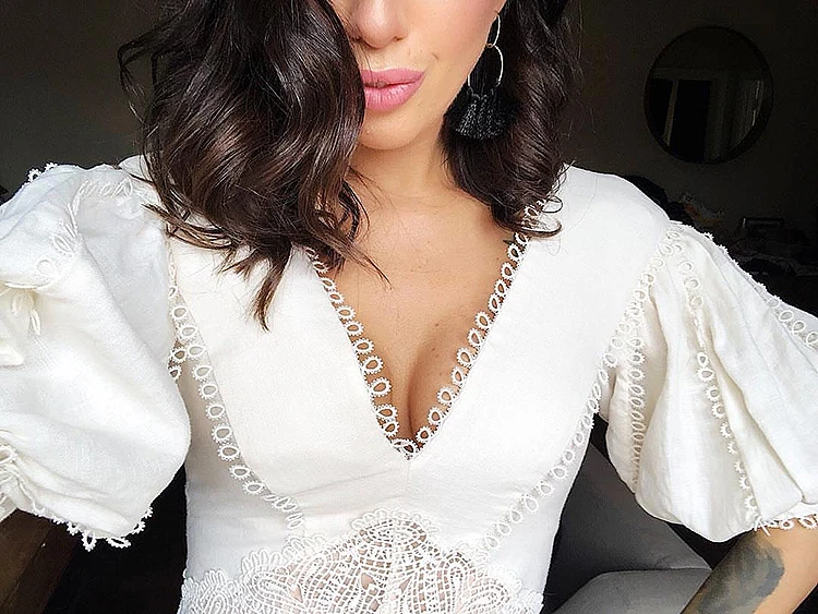 Льняное кружевное мини платье с вышивкой v образным вырезом короткими пышными