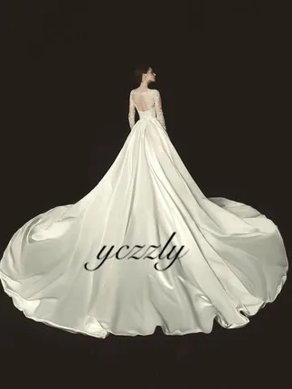 Элегантное бальное платье с круглым вырезом и длинными рукавами аппликацией