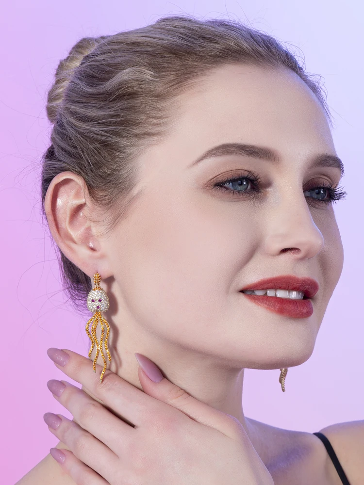 

Shuaili Aristocratic 18K Gold Woman Jewelry Sets Unusual Lucky Jellyfish Smiley Long Earrings For Women Party Anniversary Gift