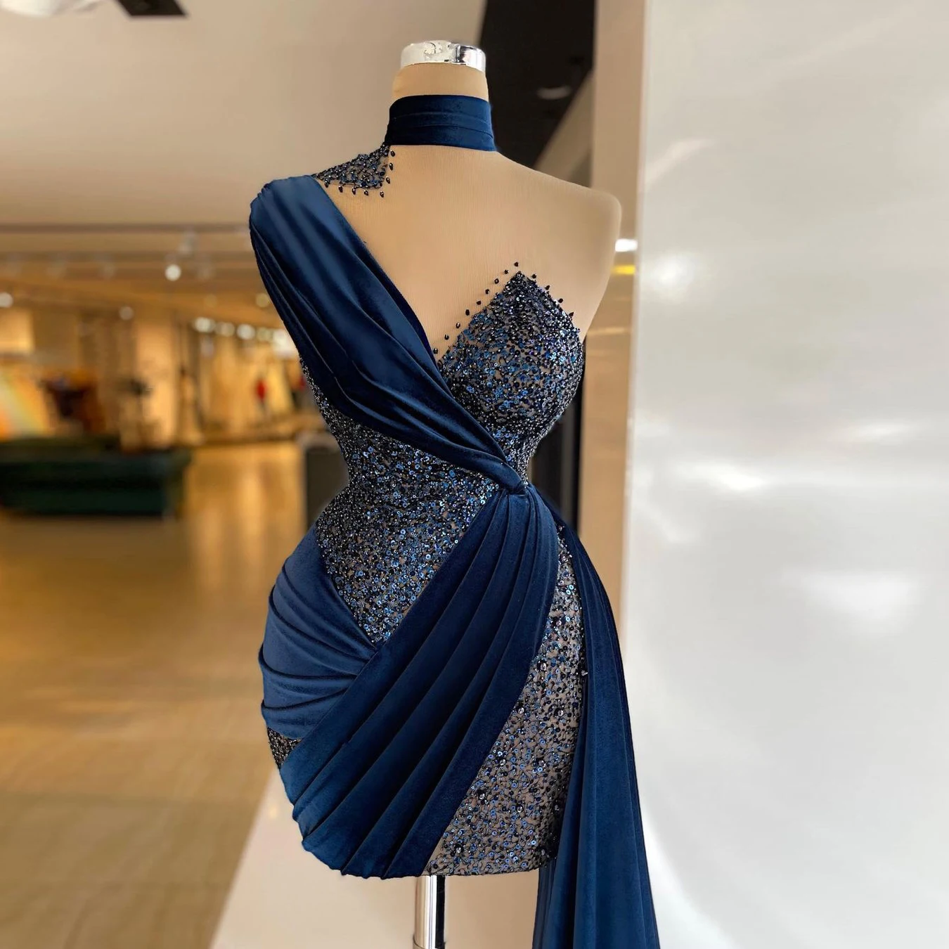 

Unique Sexy Elegant Party Dresses With Long Train Sequins Short Mini Length Women Cocktail Evening Gowns Plus Size Custom Made