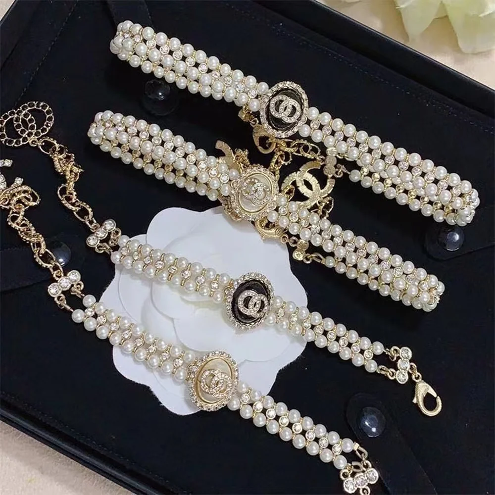 

2021 new Japanese and Korean fashion OL popular ladies party gift pearl short diamond clavicle chain letter C necklace earrings