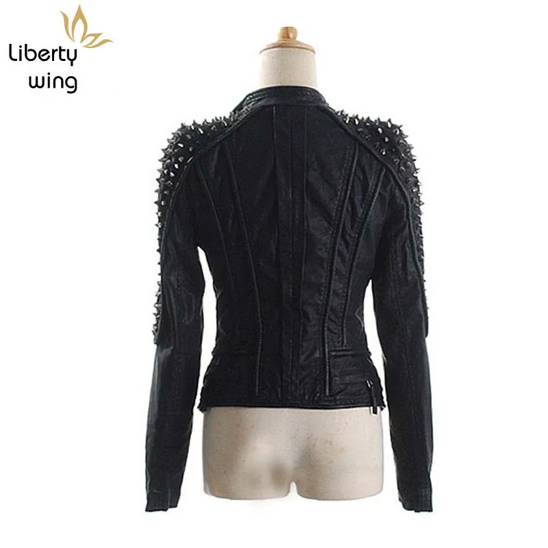 Женская кожаная куртка металлик с заклепками приталенная серебристая