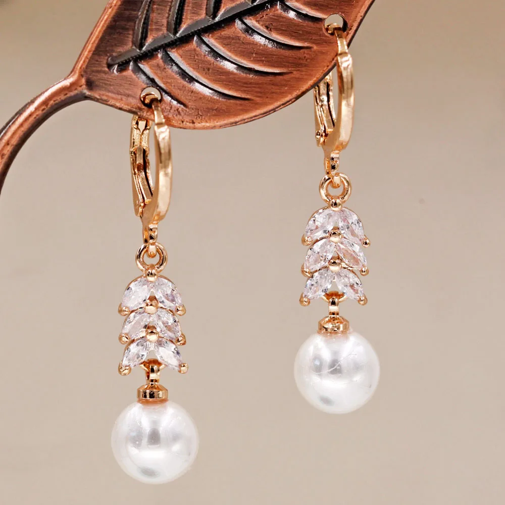 Модные жемчужные серьги для женщин золотые с белым наполнителем листовой циркон