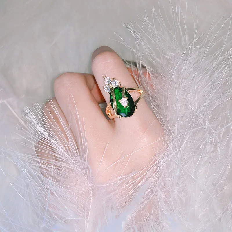 Кольцо женское из серебра 925 пробы с изумрудом