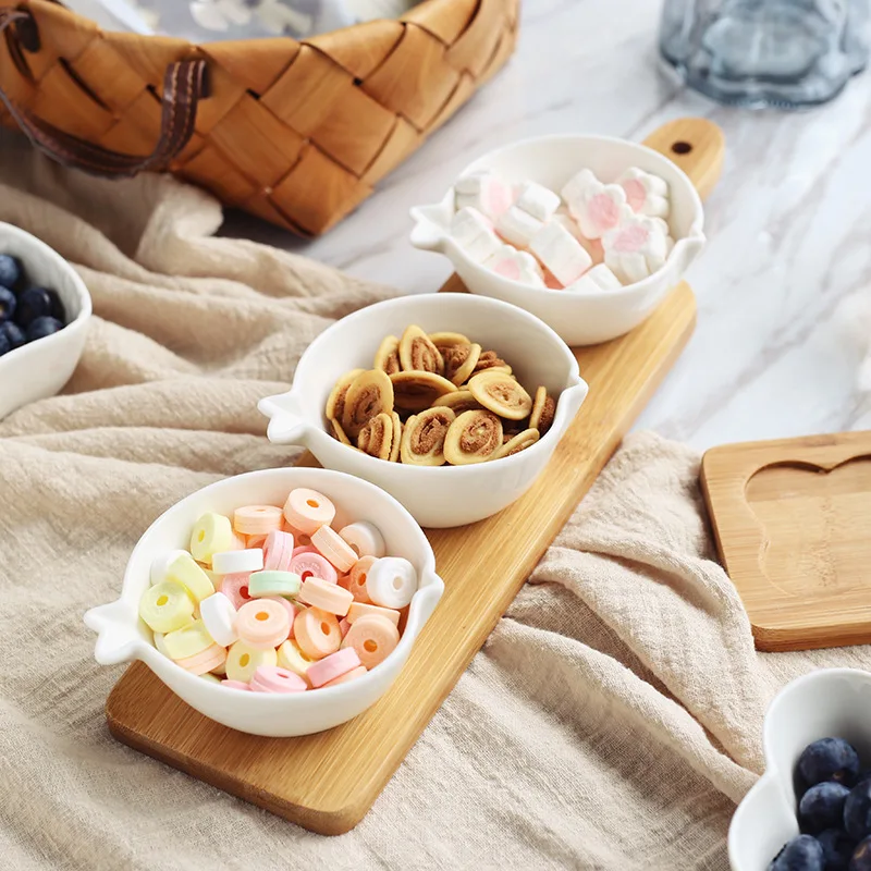 Чистые белые керамические тарелки с бамбуковым деревянным поддоном креативные 3