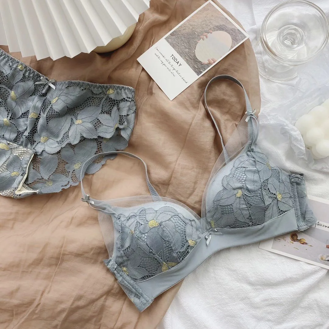 

Japanese and Korean girls without steel ring light underwear romantic lace sexy small breasts gathered up to support girls bra