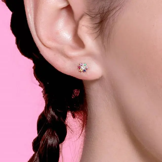 Милые крошечные серьги-гвоздики золотого цвета с радужным цветным фианитом 5 мм