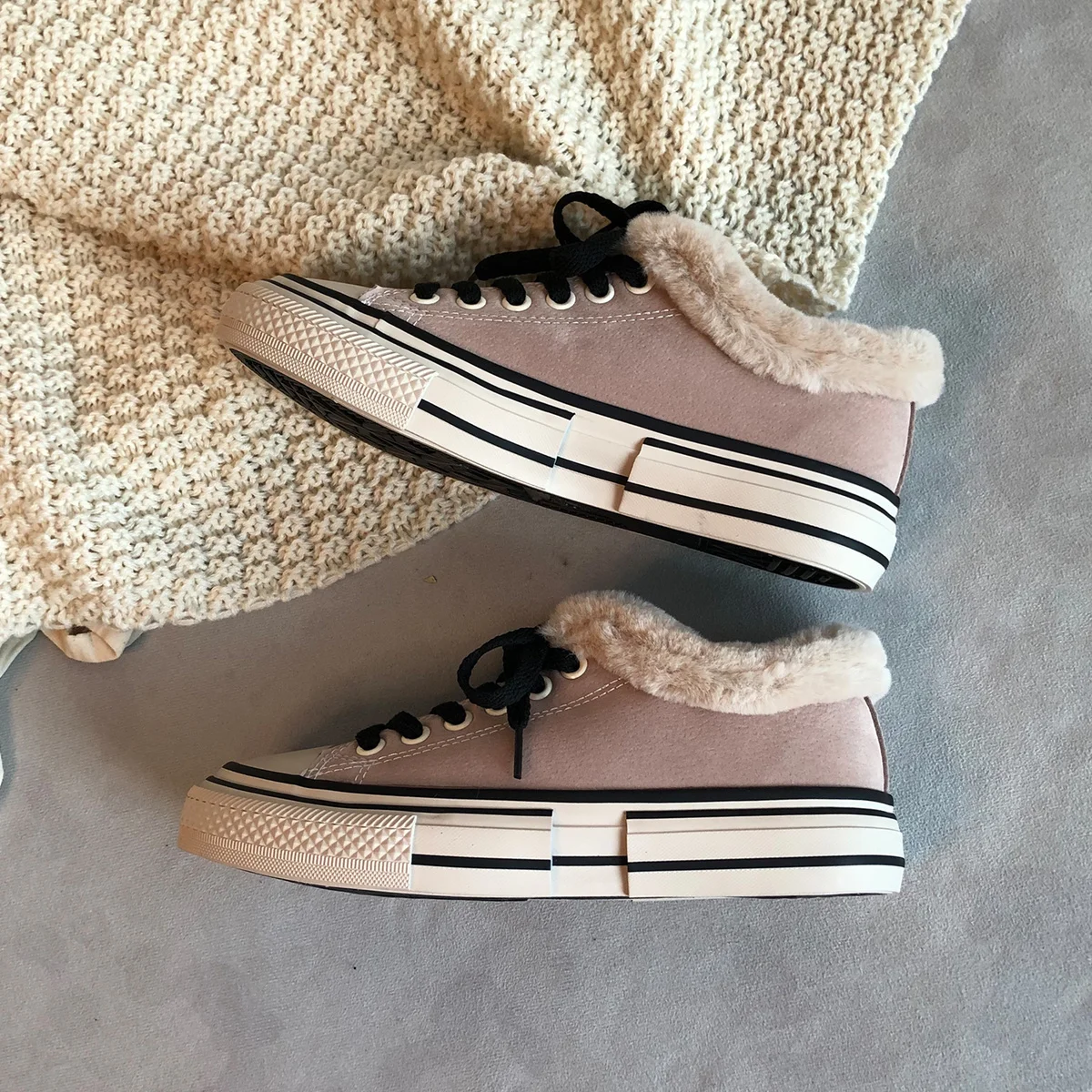 Однотонные черные зимние сапоги женская зимняя теплая обувь на меху модные