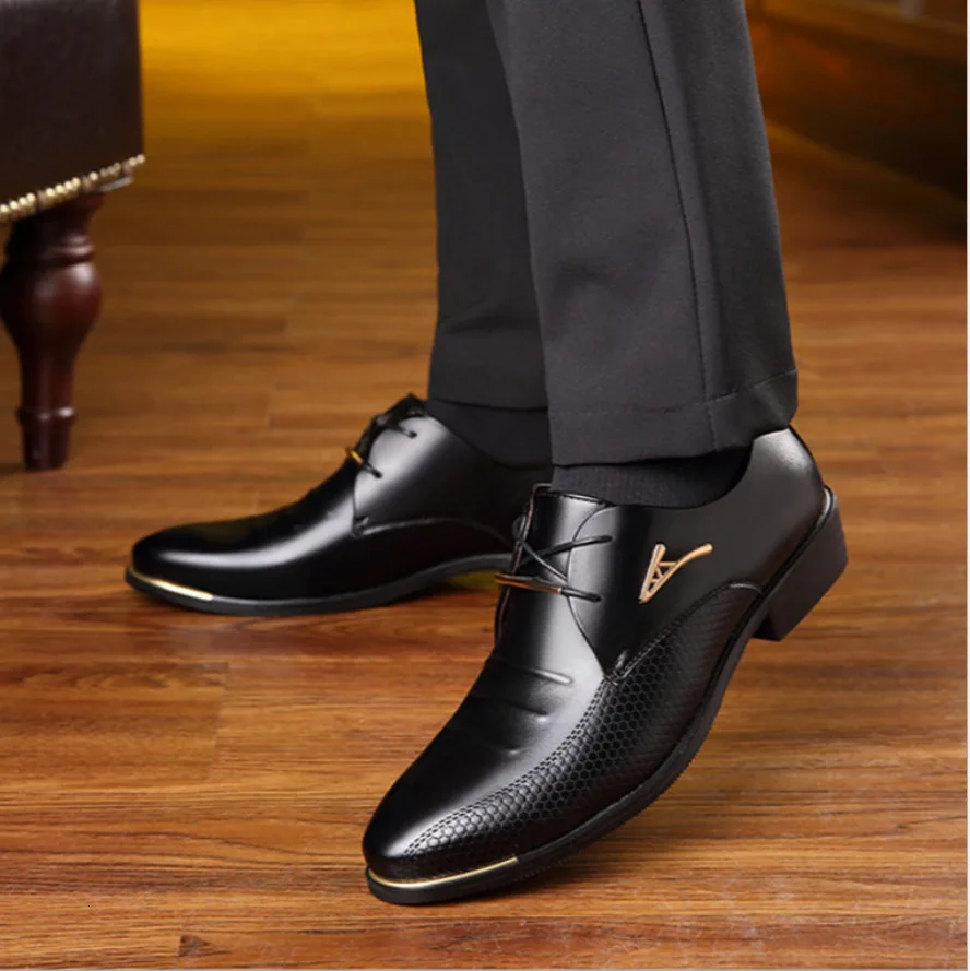 Осенняя обувь деловые модельные кожаные туфли мужские с острым носком |