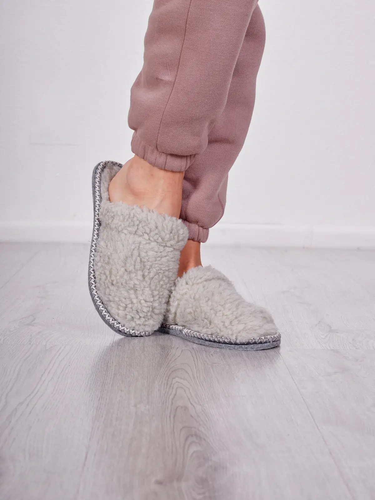 Slippers women item No. 2144 Winter Simple Warm Thick Bottom Plush Home Floor Fashion Elegant Womens Fur Slipper Indoor Mute No-slip Fluffy