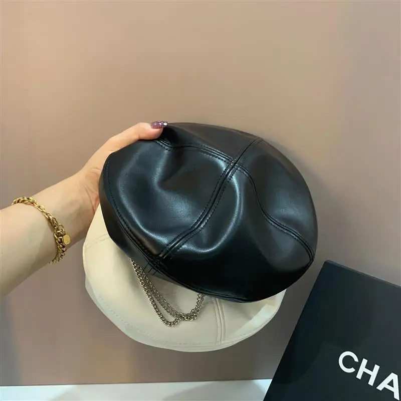 Кожаная беретка на цепочке модной горячей девушки художника, женский головной убор на все времена, дикий высокий тыквенный.