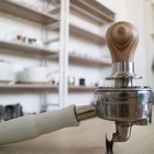 Темпер для кофе, 58 мм, регулируемый, с постоянным давлением, из нержавеющей сталидеревянной ручкой, молоток с фиксированным усилием